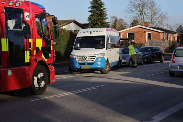 Minibus kører op i personbil