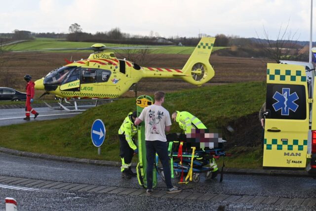 Lægehelikopter og ambulance haster ud: Kvinde hårdt kvæstet