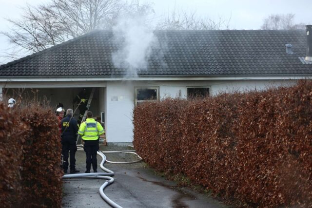 Kraftig brand på villavej: ‘Vinduer er begyndt sprænge’