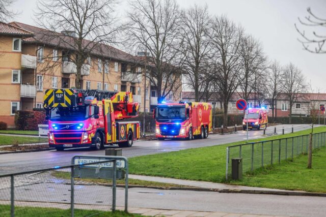 ‘Ild i lejlighed’: Brandvæsnet haster ud