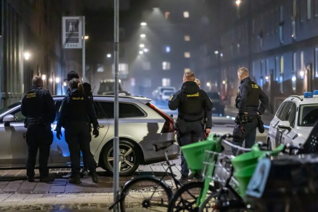 To tilbageholdt på Nørrebro: Politiet finder fyrværkeri