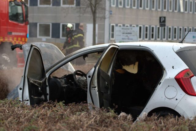 Bil ædt op af flammer på parkeringsplads