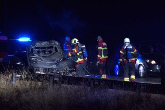 Bil bryder i brand på tilkørsel