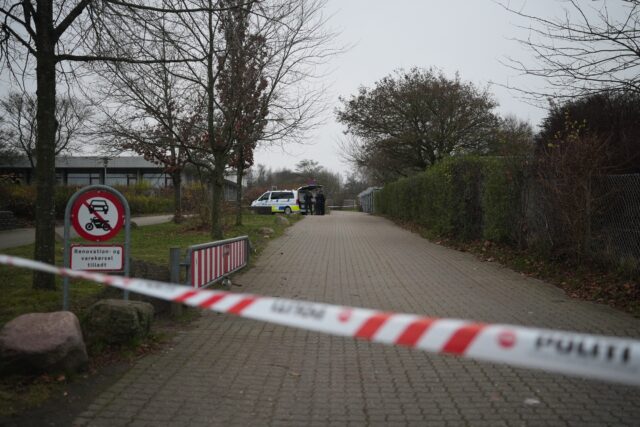 Stukket ned ved skole: Person hastet på hospitalet