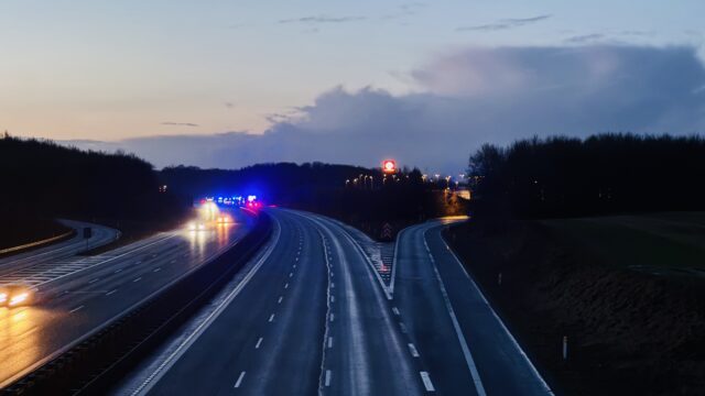 Fastklemt i bilen: Uheld på motorvejen spærrer spor