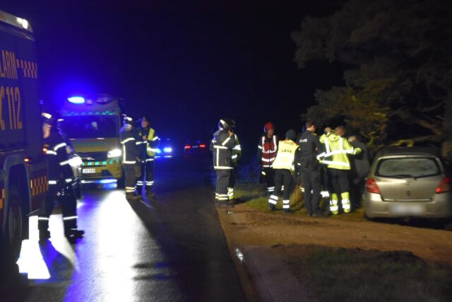 Bilist i høj fart brager ind i træ: Klemt fast i bilen