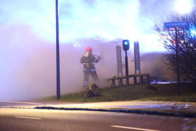 El-bil i flammer ved tankstation: Område helt spærret