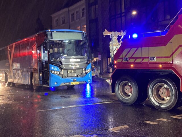 Bus spærrer trafikken midt i Århus