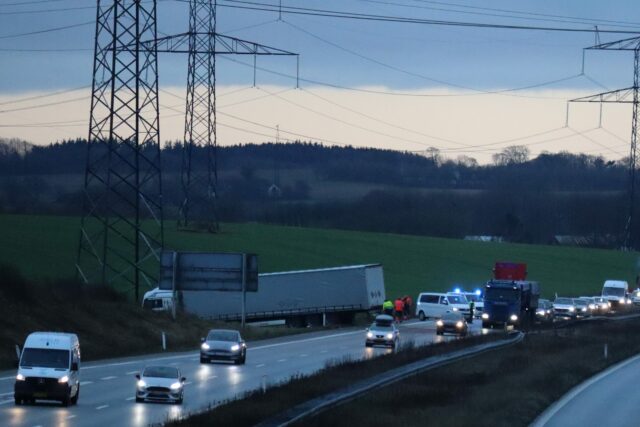 Lastbil kørt af vejen: Massiv kø på motorvej