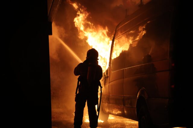 Flammerne vælter ud af minibus