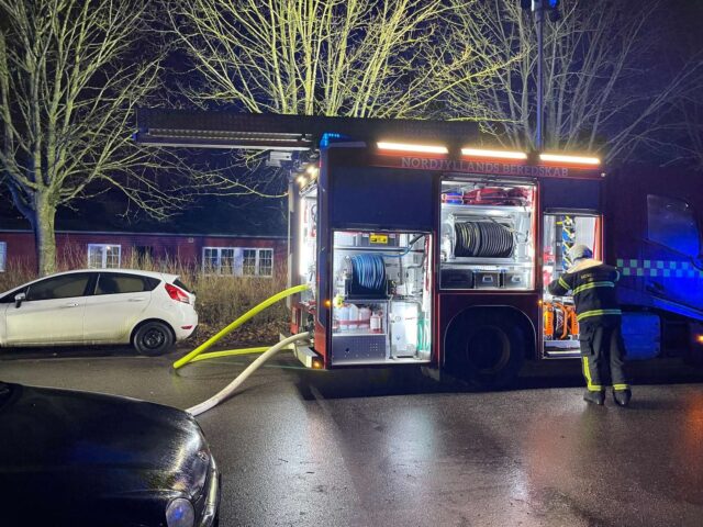 Ild løs i bygning: Brandvæsenet hurtigt fremme