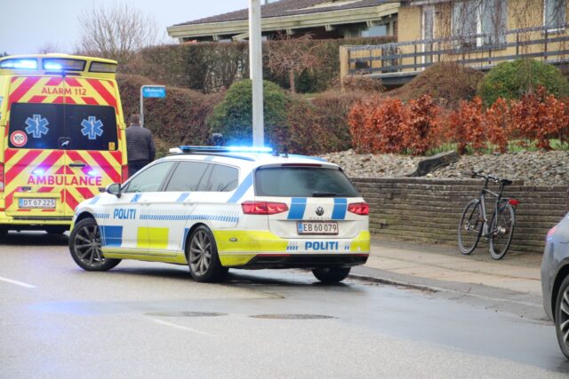 Cyklist rammer bil – ambulance og politi ankommet