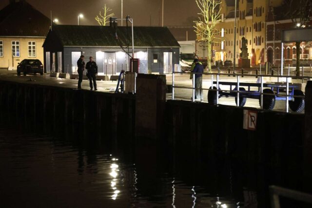 Stor redningsaktion i gang: Bil er kørt i havnen