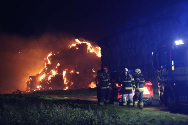 Vej spærret af røg: Kraftig brand hærger by