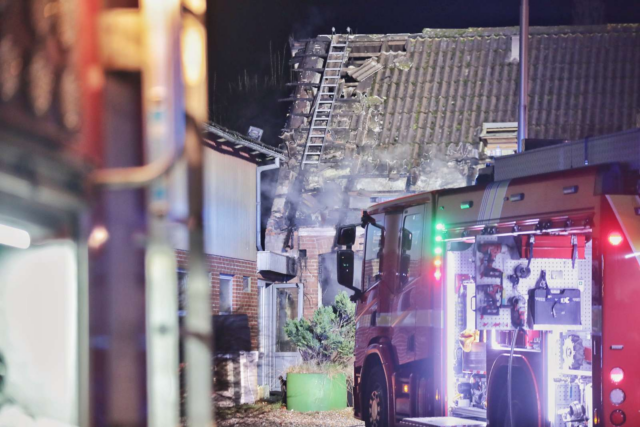 Flammer ødelægger stor gård indefra