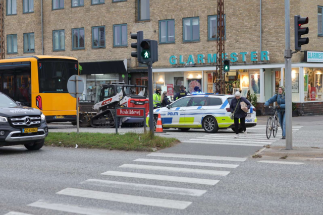 Bus og asfaltmaskine i sammenstød på Vestegnen