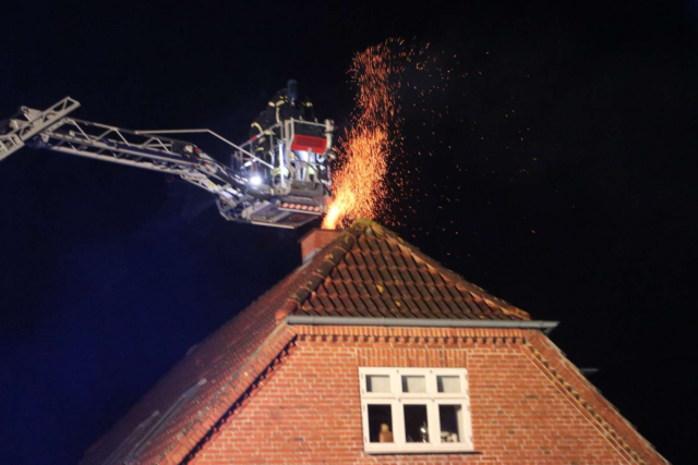 Udrykning til villavej: Kraftig brand i skorsten