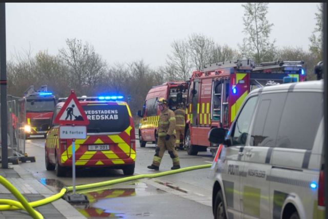 Massiv udrykning til P-hus: Bil brudt i brand