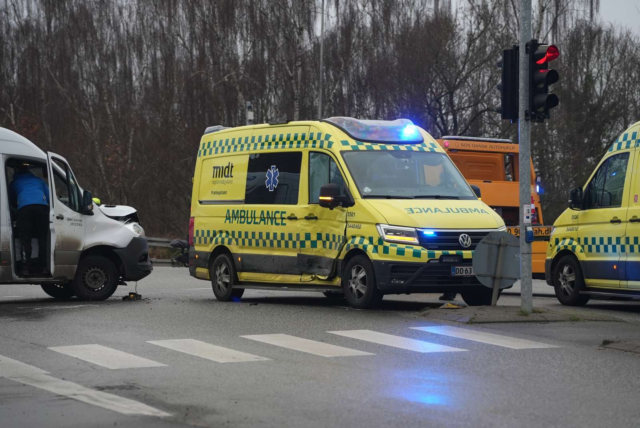 GLS-vogn smadrer ind i ambulance