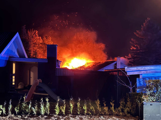 Villa i voldsomme flammer: ‘Den er fuldstændig overtændt’