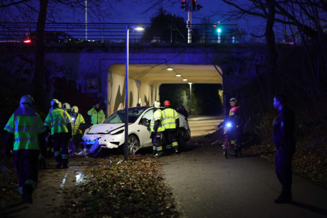 Tesla kører ud over bro og ned på cykelsti