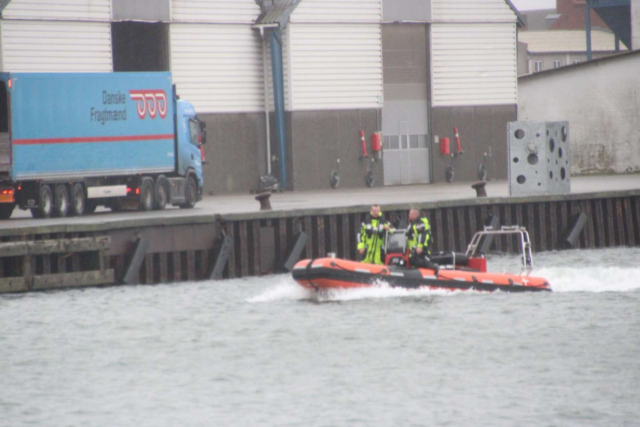 Livløs mand fundet i havnebassin – afgået ved døden