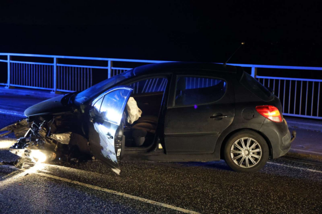 Bilist hamrer ind i autoværnet på bro