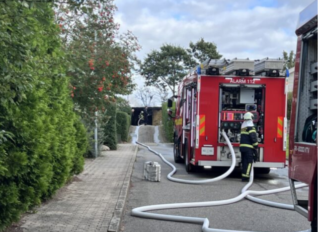 Kraftig brand på villavej: Kvinde fanget på altanen