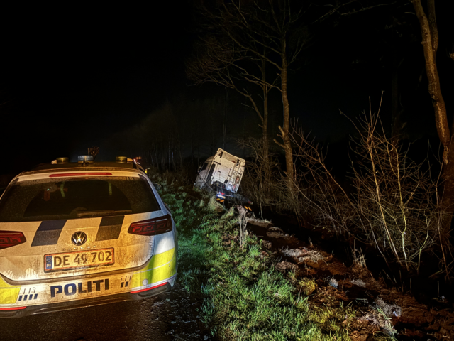 Polsk lastbil ender i grøften