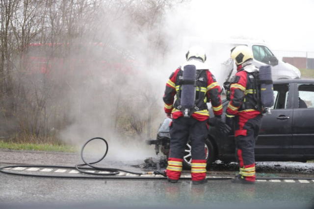 Brændende bil på motorvej giver udfordringer for bilister