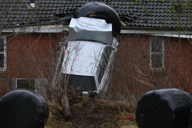 Ung kvinde flyver ind i taget på hus: Sådan skete vild ulykke