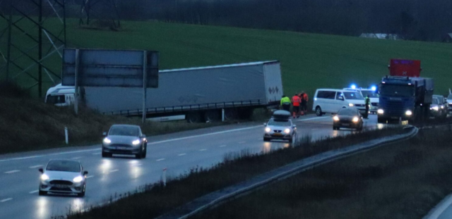 Motorvej fuldstændig spærret: Lastbil holder på tværs