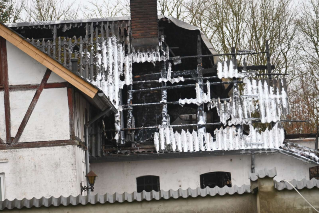 Massive flammer: 30 brandfolk i kamp mod gårdbrand 