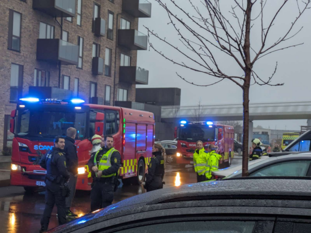 Massivt opbud: Brand i stort lejlighedskompleks