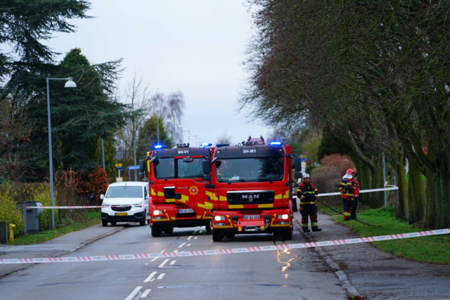 Brand brudt ud i bygade: ‘Hold afstand til indsatsen’