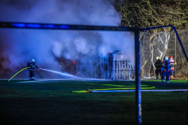 Stor røgsky: Voldsom brand ved skole