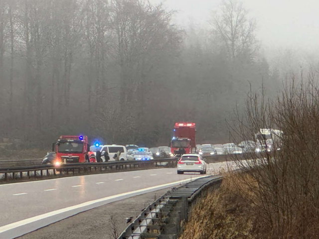 Motorvej afspærres fuldstændig efter sammenstød