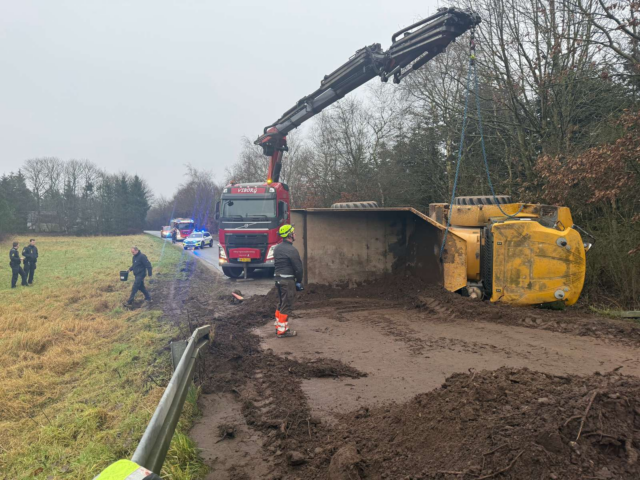 Bulldozer vælter ned over mand: Alvorlige skader