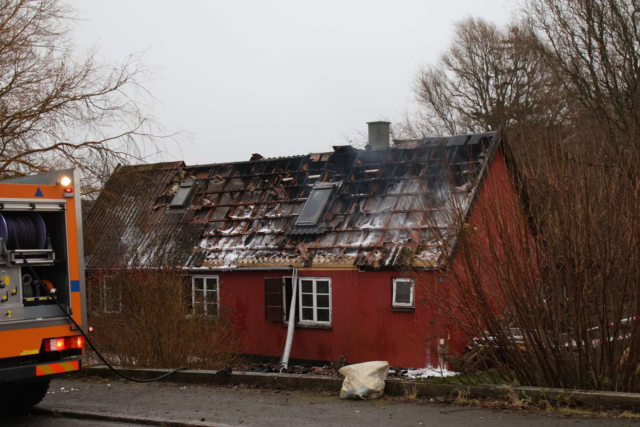 Alle brandstationer deltager: Kraftige flammer bryder ud i rækkehus