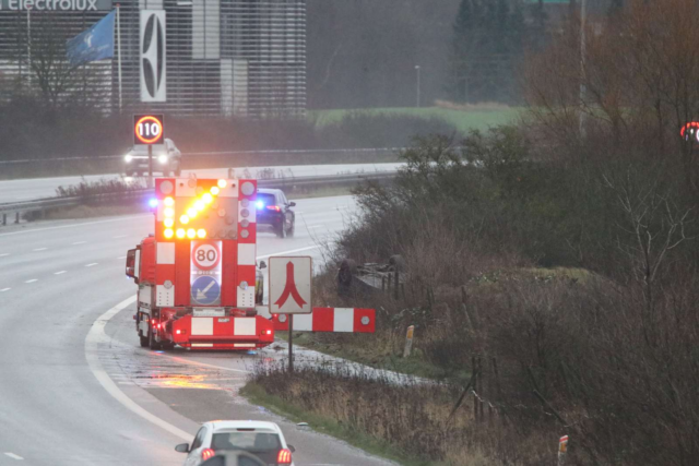 Bil lander på hovedet på motorvej