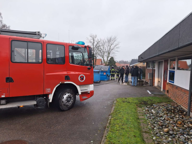 Brandvæsnet haster til brand ved skole