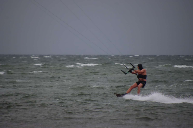 Helt vanvittigt: Surfer i underbukser på årets sidste dag