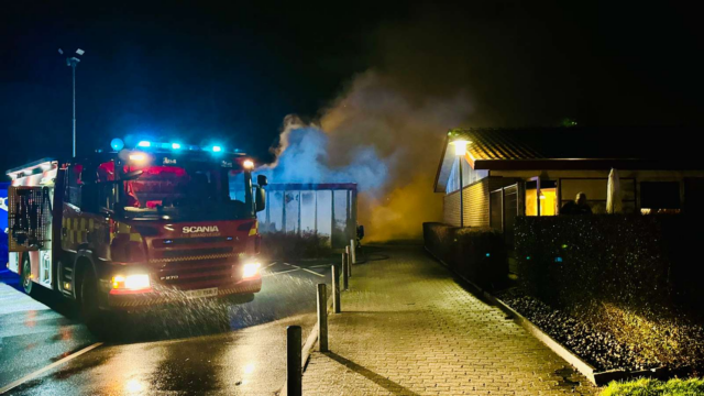 Massiv brand brudt ud i boligområde