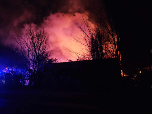 Flere meter høje flammer hærger: Voldsom brand bryder ud