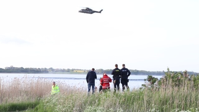 Massivt til stede: Helikopter leder efter druknet person