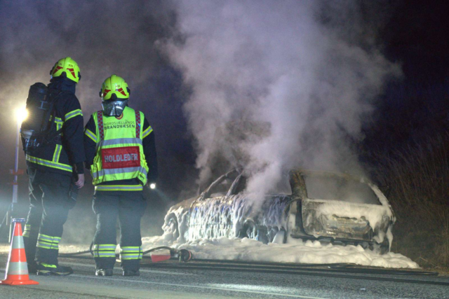 Mercedes står i brand: Vej afspærret i begge retninger