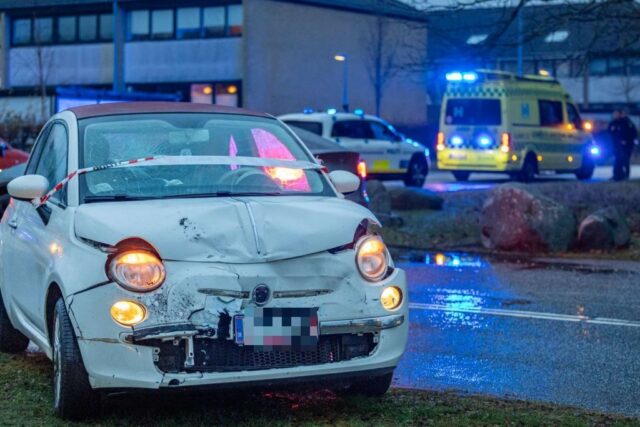 Person hastes på hospitalet efter sammenstød på lille vej