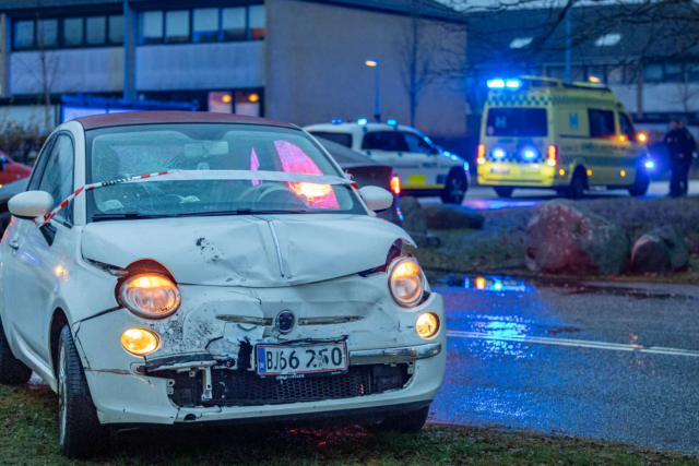 Person hastes på hospitalet efter sammenstød på lille vej