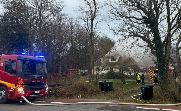 Kraftig røgudvikling og brand i stort hus