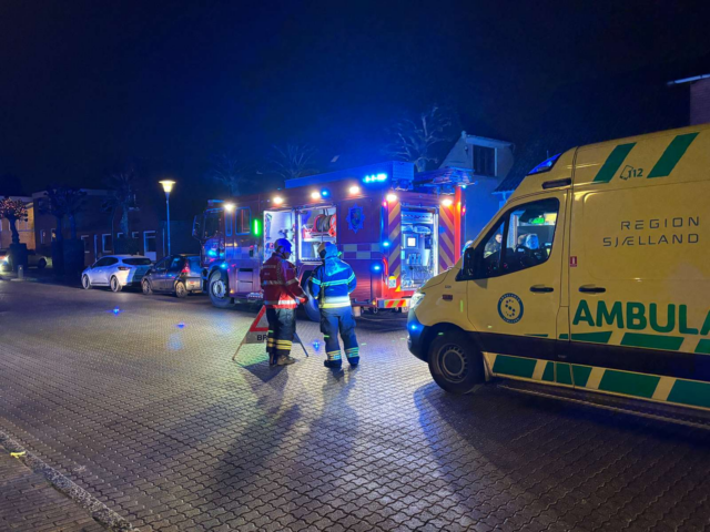 Melding om bygningsbrand i pizzeria: Ambulance til stede